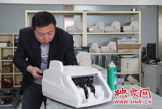 陸涌每天的工作就是和機器“談心”、發(fā)現(xiàn)故障、修好它們。