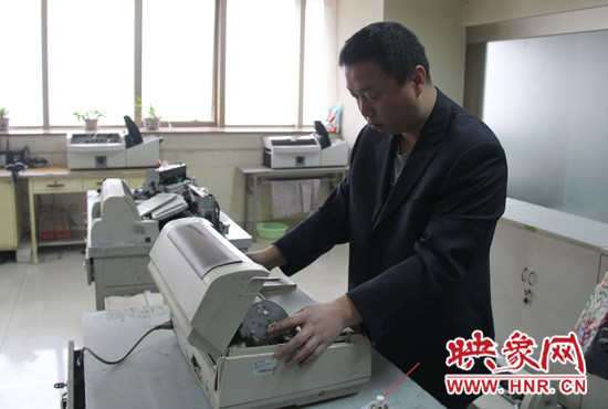 “不行，我再試一下，我一定要修好它?！庇龅诫y題，東北人身上的那股執(zhí)拗勁讓他又堅持了下來