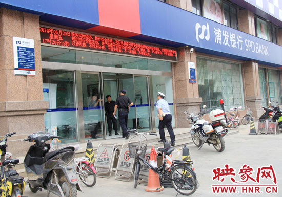 民警趕到現(xiàn)場了解情況。