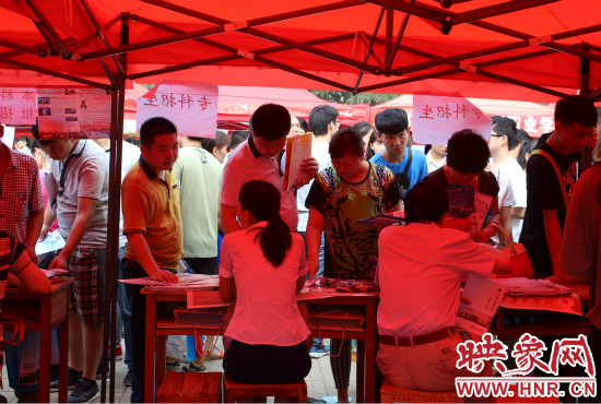 家長(zhǎng)們最關(guān)心的還是畢業(yè)以后孩子的就業(yè)情況。