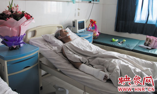 梁亮顱骨骨折、右胳膊肌腱被砍斷,手指受傷。