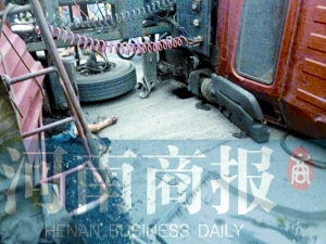 事故現(xiàn)場(chǎng),拉煤貨車(chē)側(cè)翻