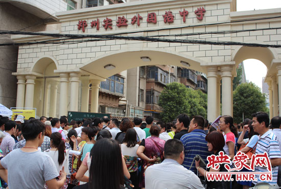 考試快結(jié)束時，陪考的家長涌入學(xué)校接孩子。