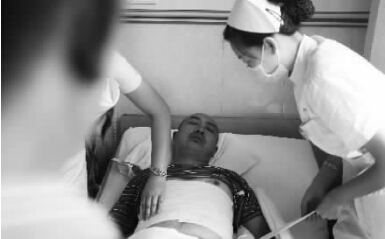 昨天，鄭州市第一人民醫(yī)院，被打傷的鄭州管城區(qū)執(zhí)法隊(duì)員唐建偉在接受治療。