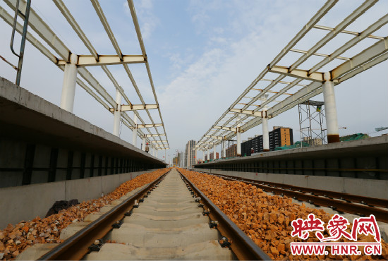 筆直的軌道等待著即將通車(chē)的幸福時(shí)刻。