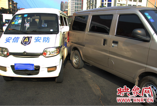 兩輛面包車也被牽連。