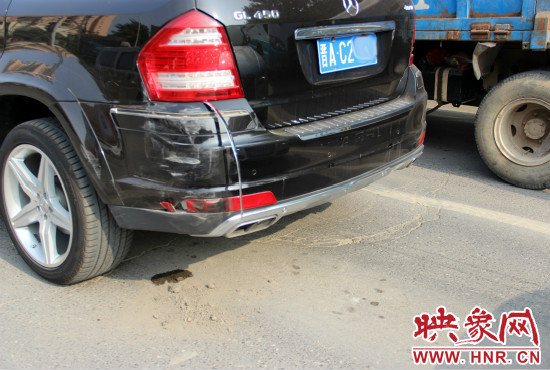 無(wú)辜奔馳越野車殘被追尾。