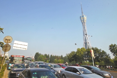 航海路中原福塔門(mén)前調(diào)頭口被封閉，等待左轉(zhuǎn)調(diào)頭的車輛排起長(zhǎng)隊(duì)。