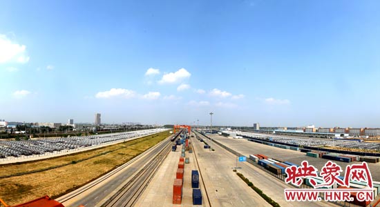 鄭州鐵路集裝箱中心站內(nèi)，滿載貨物的國(guó)際班列從這里開(kāi)出。段晉哲/攝