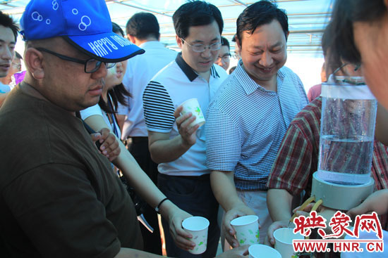 來自北京、天津、河北的40多家媒體的記者紛紛前來品嘗丹江口水庫的水