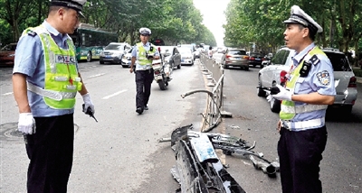 帶著車牌的車前臉留在了現(xiàn)場。