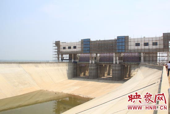 正式通水后，湍河渡槽5秒鐘就能注滿一個標(biāo)準(zhǔn)的游泳池