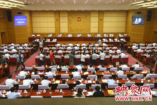 7月29日下午，河南省十二屆人大常委會第九次會議召開關于職業(yè)教育專題詢問會。