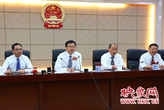 專題詢問會結束后，省人大組織召開記者提問會。