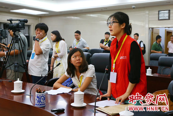 映象網記者就網友關心熱點問題向省教育廳副廳長尹洪斌提問。