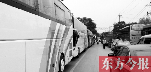 昨日，只能由東向西單行的鄭州市城南路上，闖進(jìn)了由西向東行駛的大巴車(chē)，造成嚴(yán)重交通擁堵