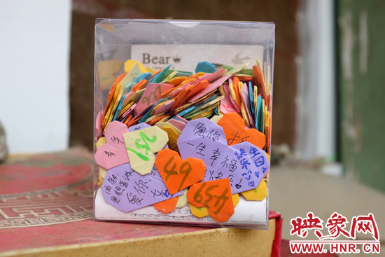 王書佳的床邊放著一個玻璃瓶子，里面是521顆紙心，是生日的時候同宿舍的朋友送給她的。