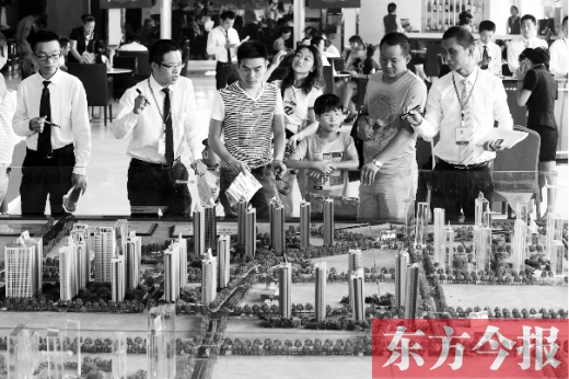 昨天上午，在鄭州市區(qū)一售樓部內(nèi)，看房的顧客比平時多了不少