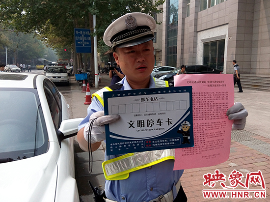 交巡警給轄區(qū)居民發(fā)放宣傳頁