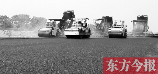 鄭州通航試驗區(qū)上街機場的改擴建工程正在緊張施工，寬闊的跑道已經基本竣工