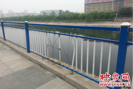 公園內(nèi)多個(gè)護(hù)欄中間的鋼筋條不翼而飛，僅僅是用幾根細(xì)細(xì)鐵絲纏住。