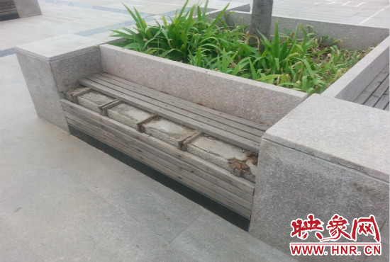 基礎(chǔ)設(shè)施破壞嚴(yán)重，一直無(wú)人修理。