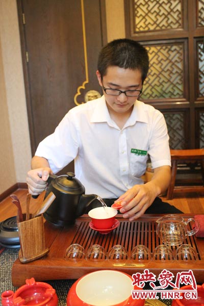 1、水壺里的水煮沸，李克勤把茶葉放進(jìn)茶荷里，準(zhǔn)備溫杯沖茶