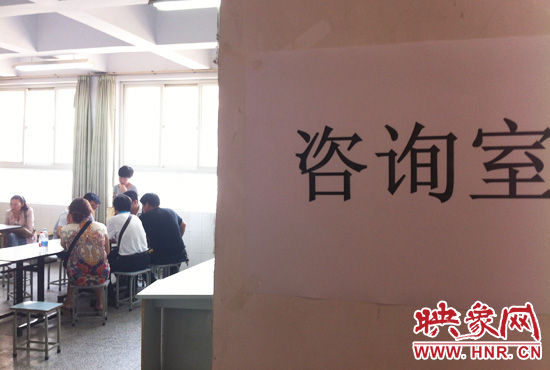 在金水區(qū)教體局設(shè)立的“復(fù)議”現(xiàn)場(chǎng)，家長(zhǎng)們提出了各式各樣的問(wèn)題。