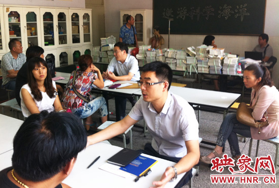 各區(qū)受理咨詢的教育部門(mén)工作人員對(duì)于提出的問(wèn)題一一作出解答。