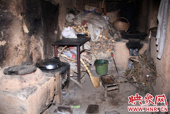 李娜家做飯的地方,就在土坯房的門口,夏天屋里跟燒炕一樣。