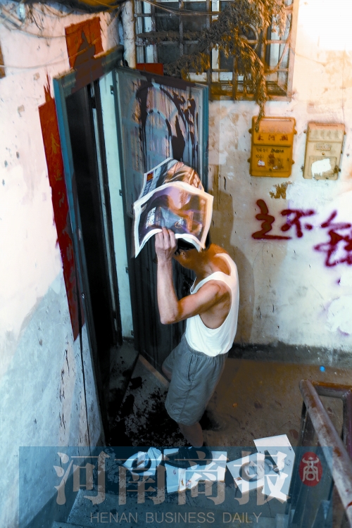 張先生家的大門和門前的地上，都被潑了紅油漆