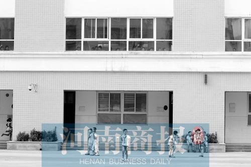 河南兩小學(xué)共用一校園 10個(gè)班同上體育課無法跑