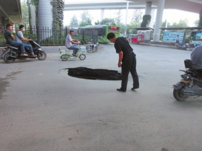 市民探頭看，大坑“深不可測”。