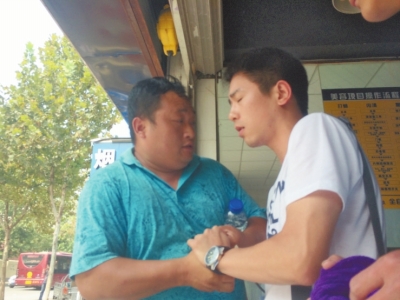 記者正查看照片，突遭藍(lán)衣男強(qiáng)搶手機(jī)。