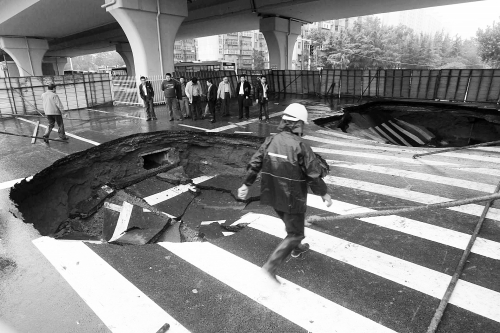 中原路西三環(huán)立交橋下由南向北原本4個(gè)車道，由于塌坑，而今3個(gè)車道被圍擋