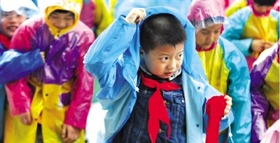 昨日下午,農(nóng)科路上一小學(xué)放學(xué)時,孩子們大部分都穿著雨披。