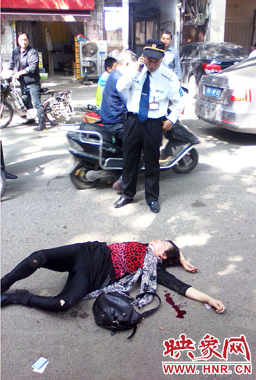 一名老年人當(dāng)場(chǎng)昏迷。