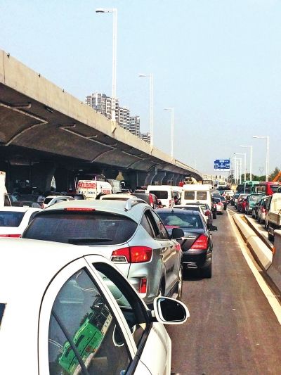 因塌方，中原路西三環(huán)交叉口附近擁堵嚴重