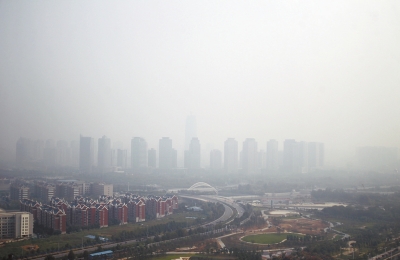 玉米秸稈煙淹了“大玉米”10月7日，霧霾籠罩下的鄭東新區(qū)CBD。