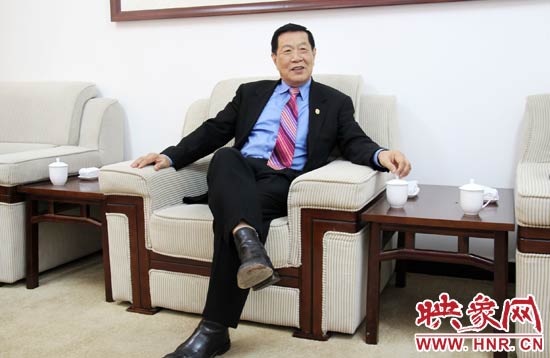 以精湛讀到的刑偵鑒識(shí)技術(shù)享譽(yù)國際的李昌鈺博士，被譽(yù)為“當(dāng)代福爾摩斯”。