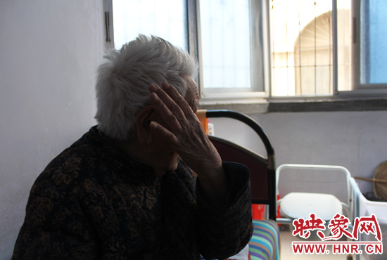 說起敬老院要搬遷,老太太忍不住流眼淚。
