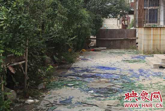 社區(qū)內(nèi)已是狼藉一片。
