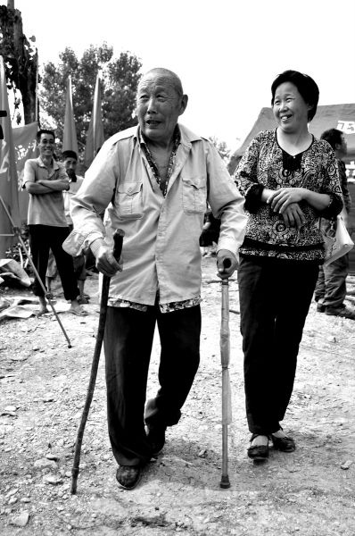 2011年6月26日，何兆勝在三女兒的陪伴下漫步在搬遷現(xiàn)場。