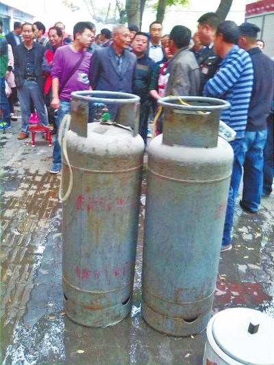 這兩個大塊頭沒事，眾人懸著的心平靜下來。