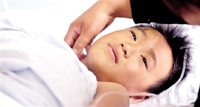 “好疼”，麻藥的效力過(guò)了，張?zhí)鞓?lè)非常痛苦但強(qiáng)忍著。