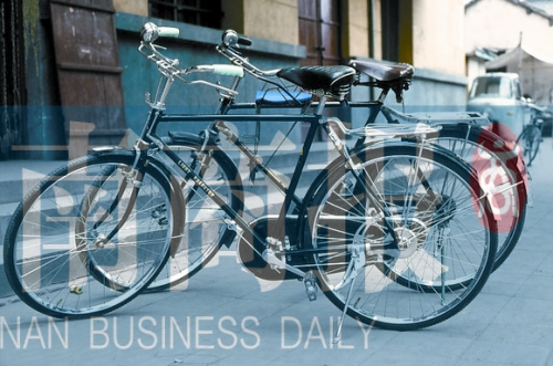 自行車是那時最時髦的交通工具，路邊清一色是“飛鴿牌”