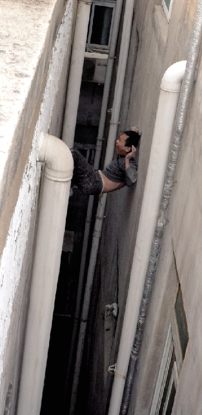 就在民警緊急施救時，他從兩樓之間摔下。