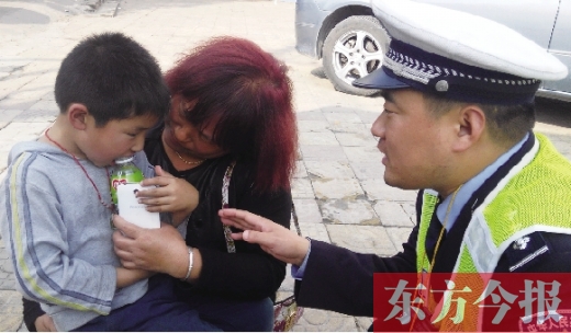 昨日，5歲的男孩獲救后，向民警講述被拐經(jīng)過(guò)。