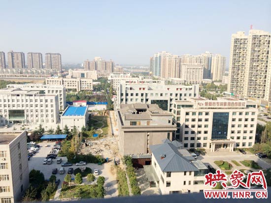 一座4層的建筑樓頂蓋上了四合院。