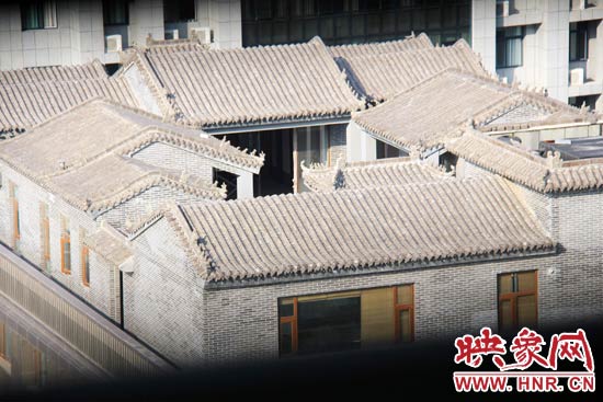 這座建筑里面的裝修奢華考究，門(mén)窗和吊頂均為紅木。